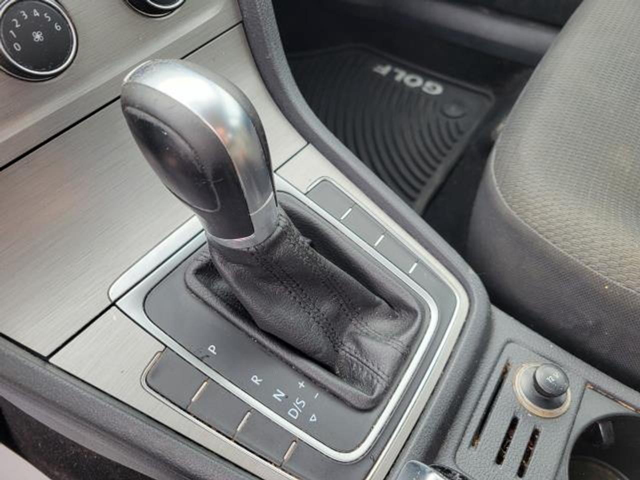 2016 Volkswagen Golf TRENDLINE Photo