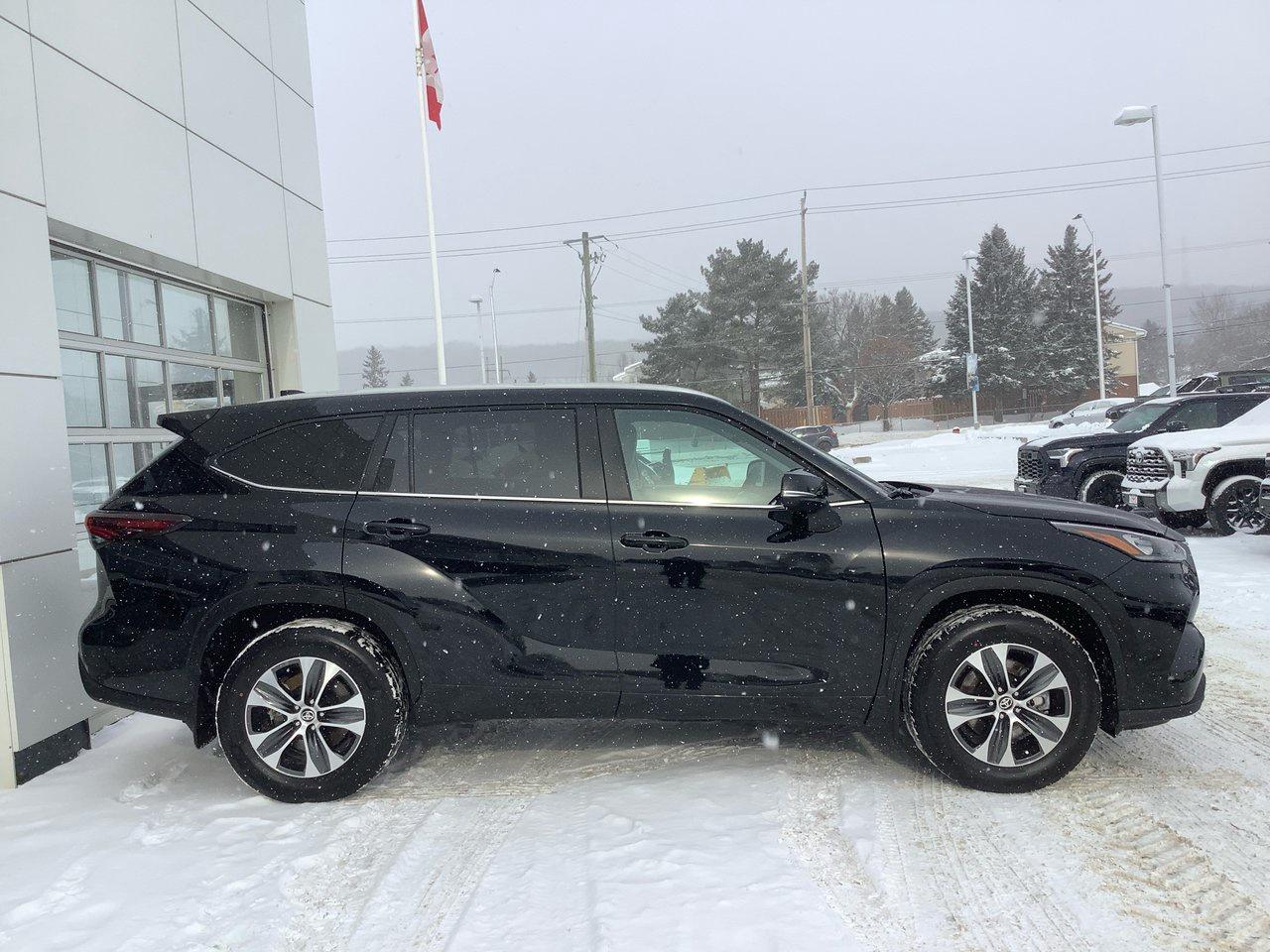 2026 Toyota Highlander XLE Photo3