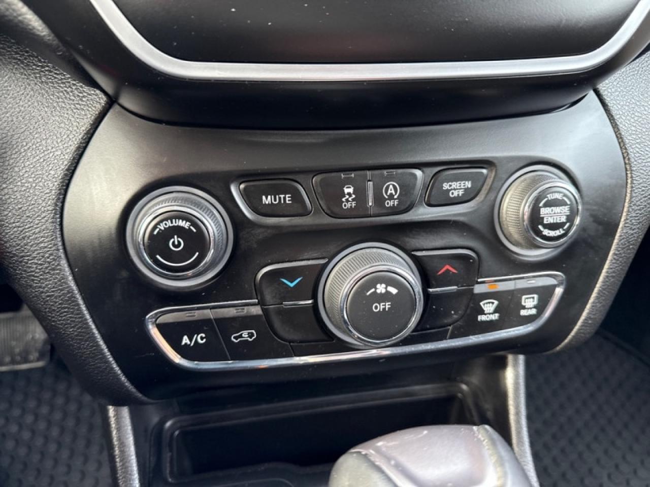 2020 Jeep Cherokee North   Heated Steering Wheel Photo