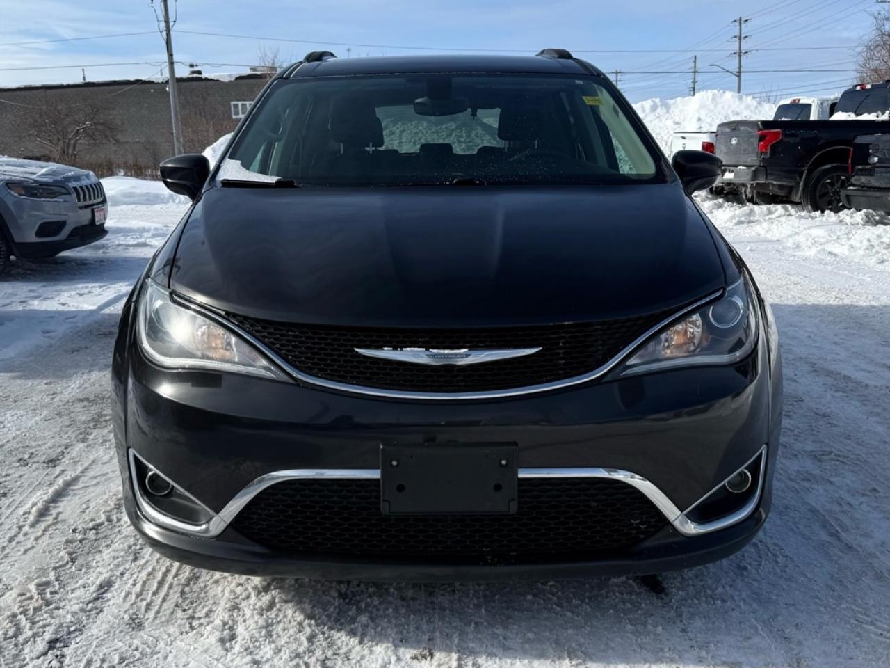 2017 Chrysler Pacifica Touring-L  - Leather Seats Photo