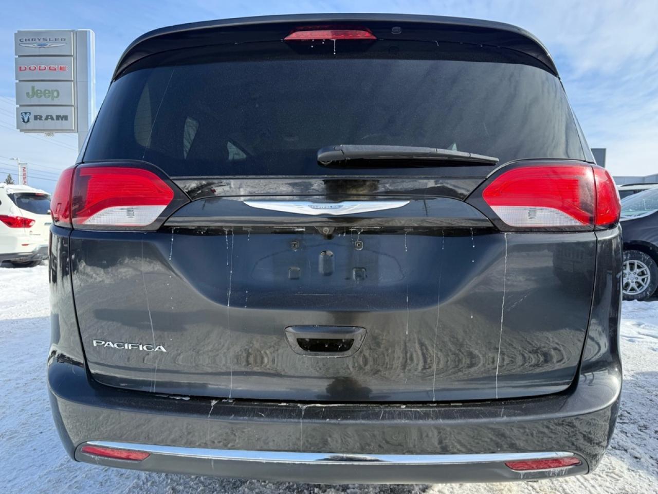 2017 Chrysler Pacifica Touring-L  - Leather Seats Photo