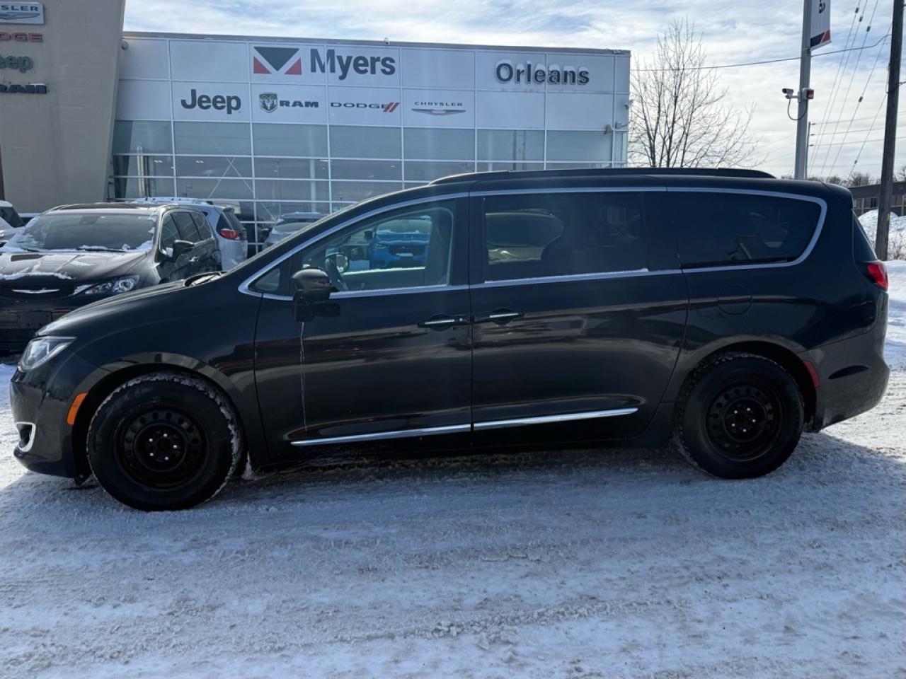 2017 Chrysler Pacifica Touring-L  - Leather Seats Photo