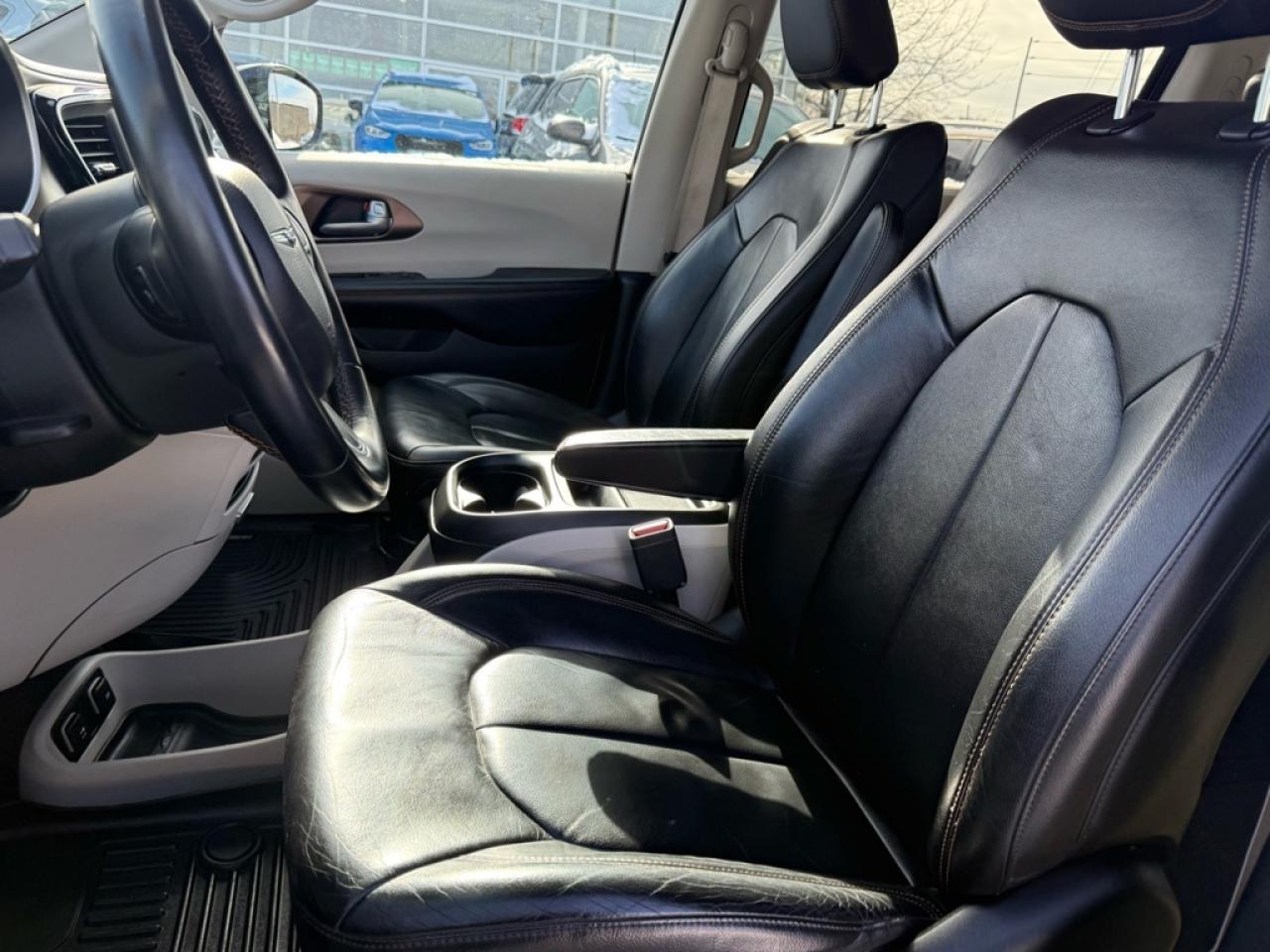 2017 Chrysler Pacifica Touring-L  - Leather Seats Photo