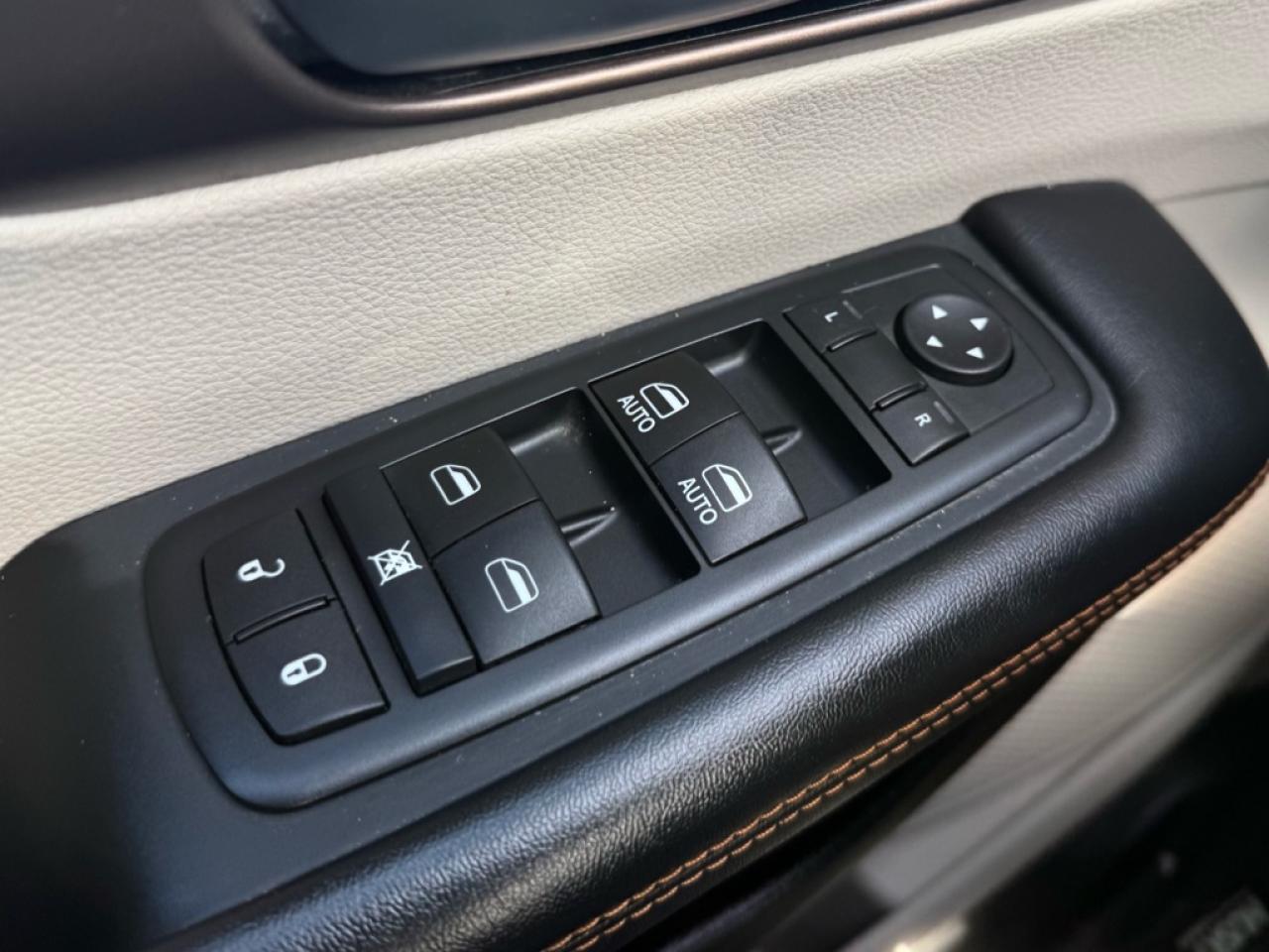 2017 Chrysler Pacifica Touring-L  - Leather Seats Photo