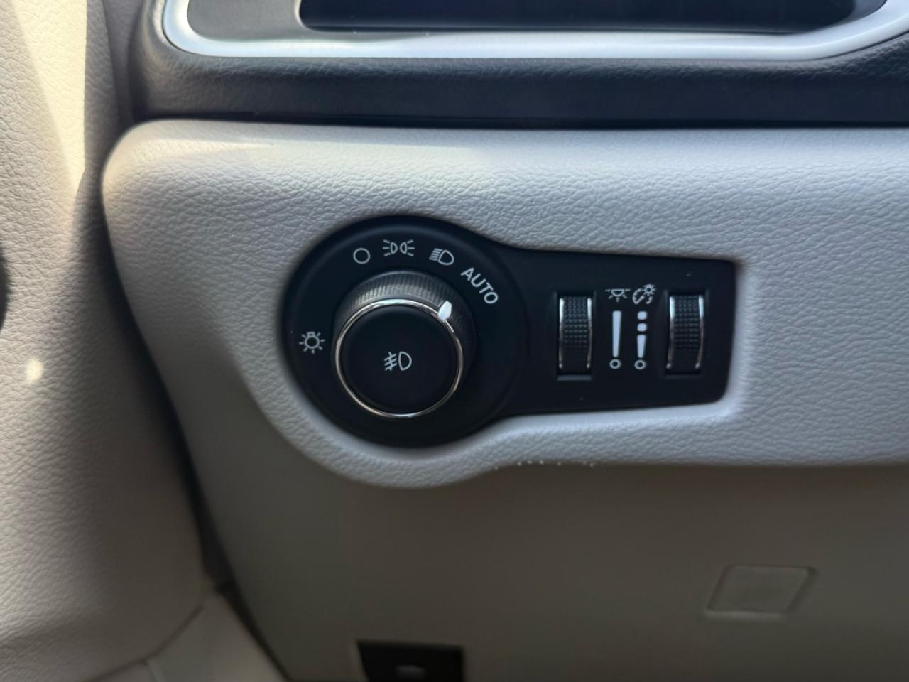 2017 Chrysler Pacifica Touring-L  - Leather Seats Photo