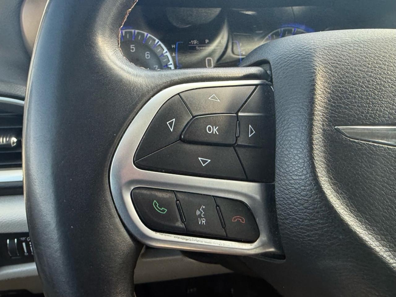 2017 Chrysler Pacifica Touring-L  - Leather Seats Photo