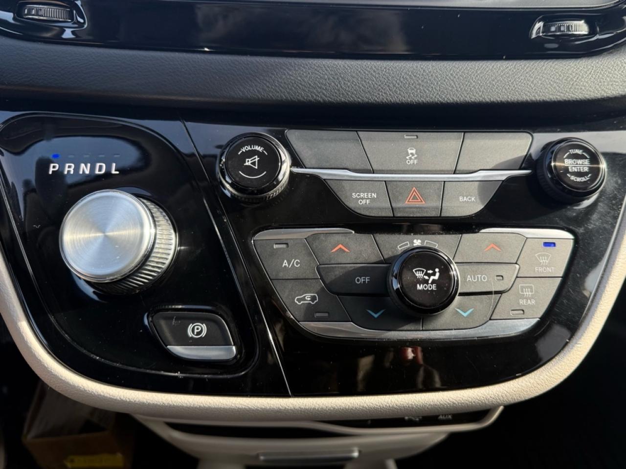 2017 Chrysler Pacifica Touring-L  - Leather Seats Photo