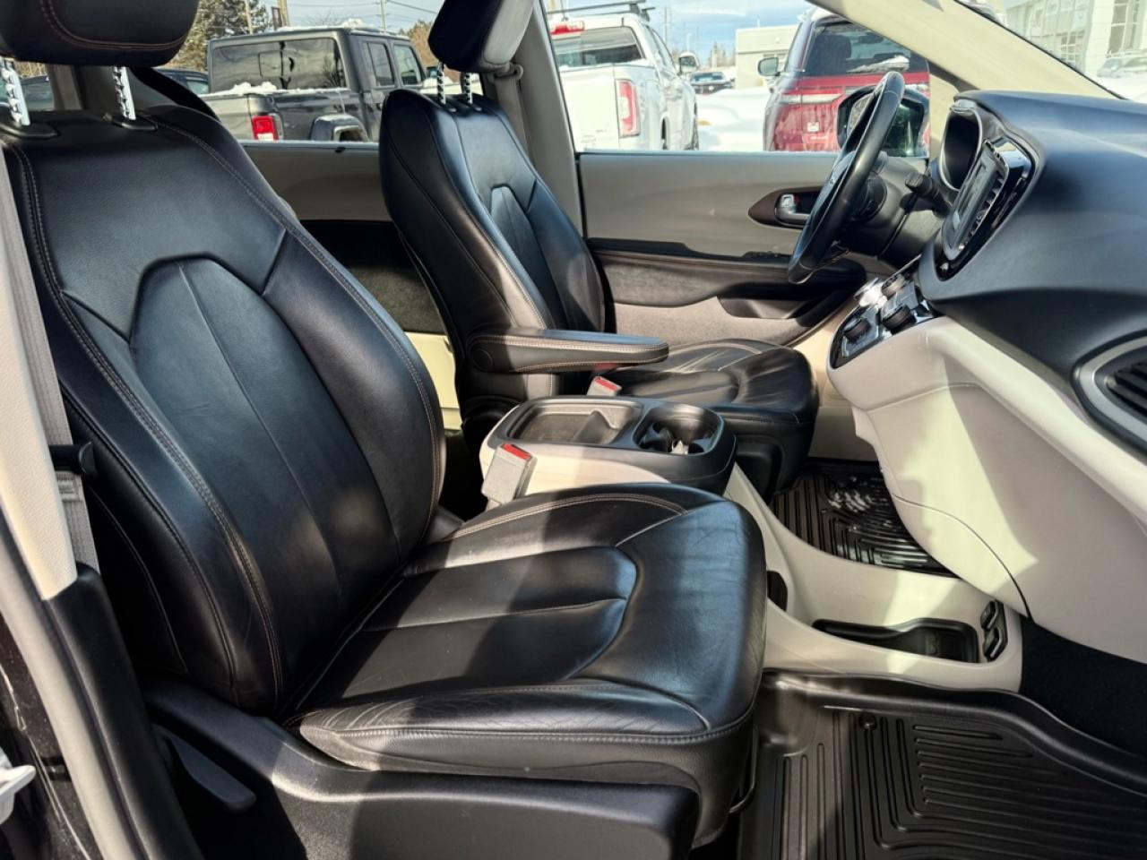 2017 Chrysler Pacifica Touring-L  - Leather Seats Photo