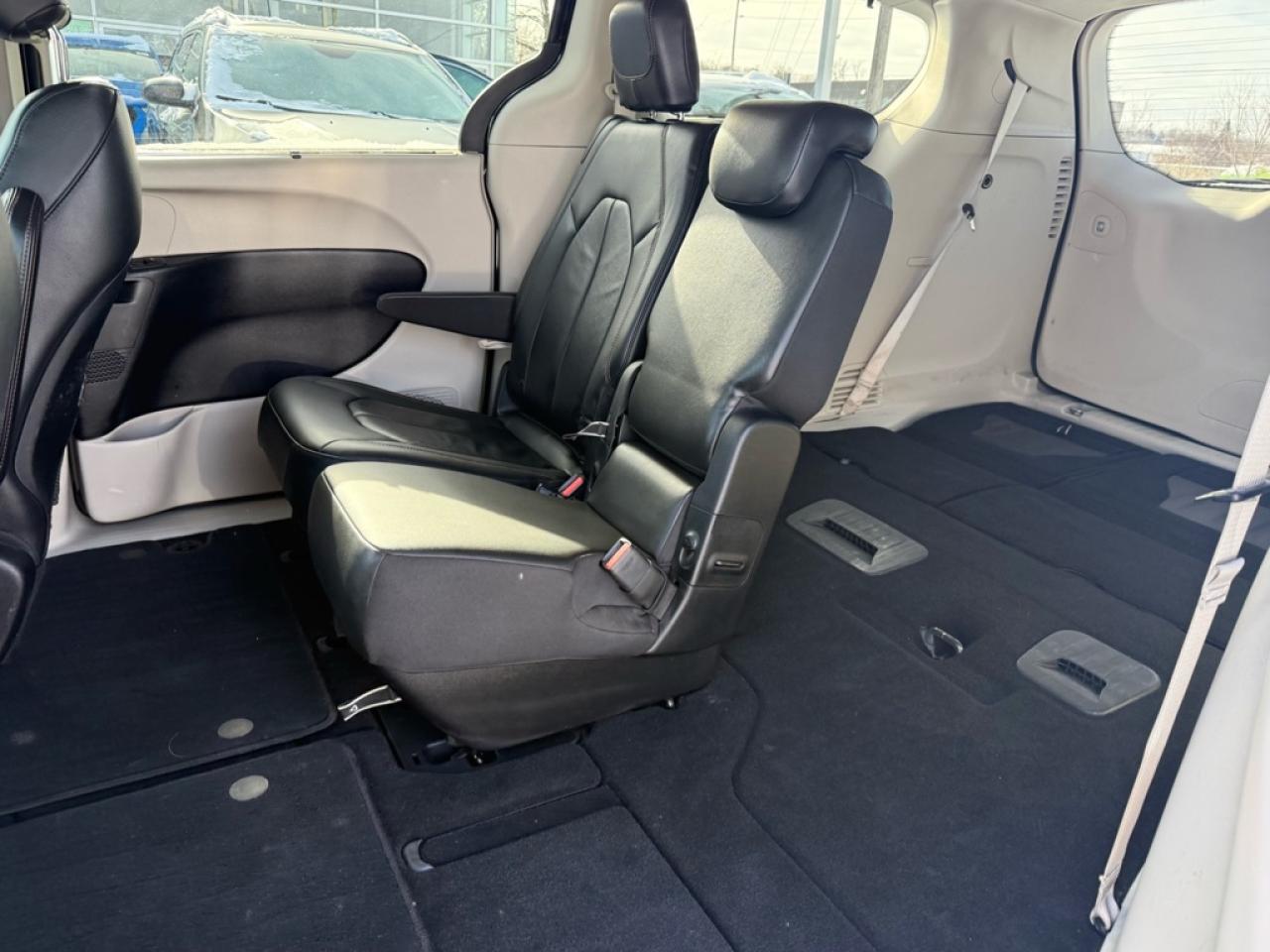2017 Chrysler Pacifica Touring-L  - Leather Seats Photo