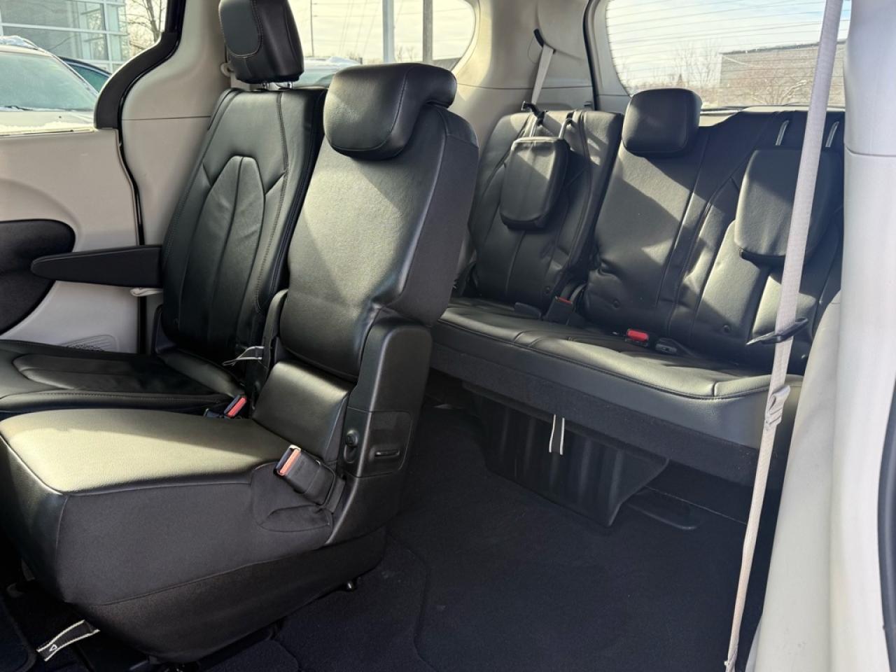 2017 Chrysler Pacifica Touring-L  - Leather Seats Photo