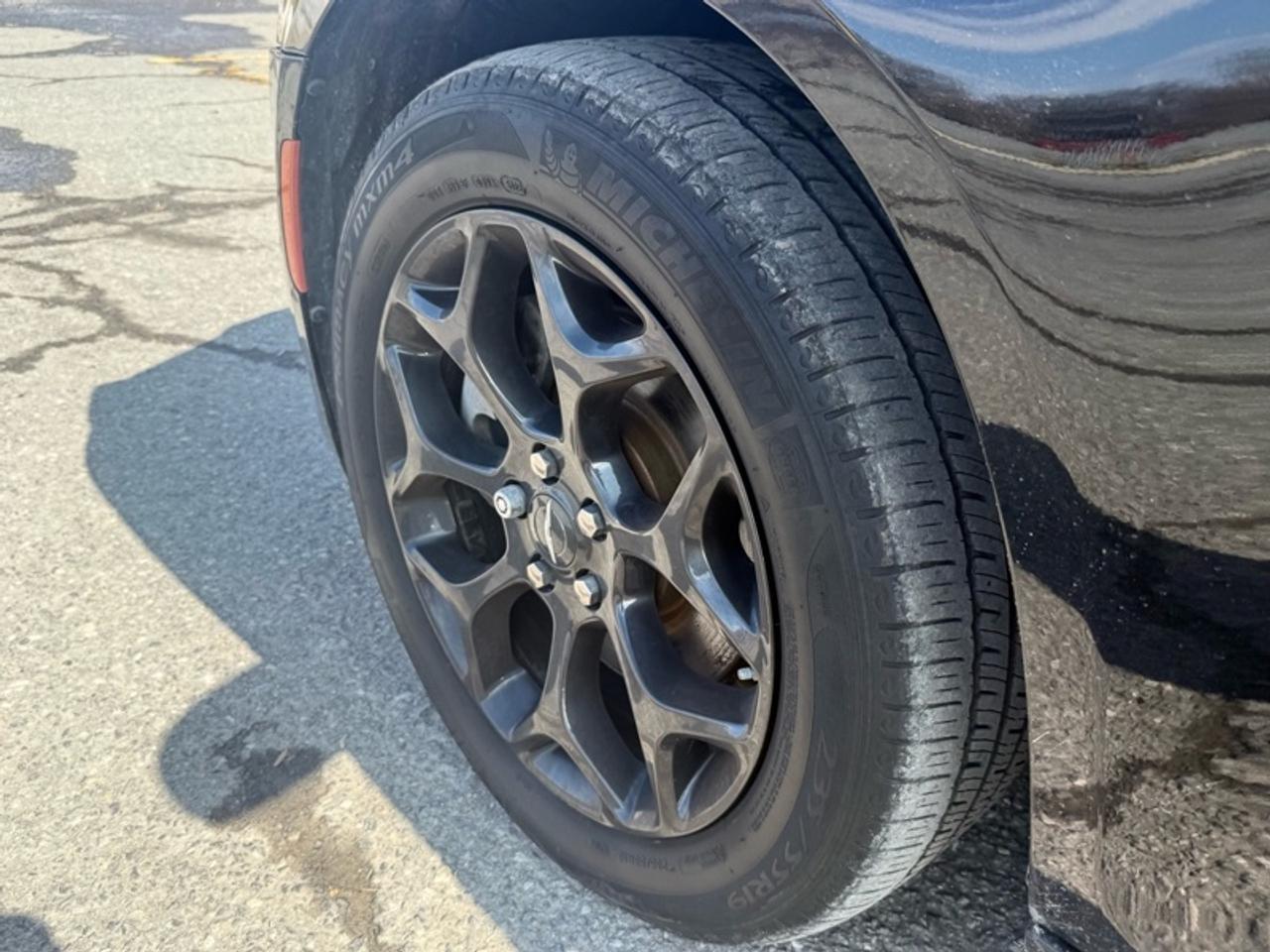 2023 Chrysler 300 Touring L AWD  - Leather Seats Photo