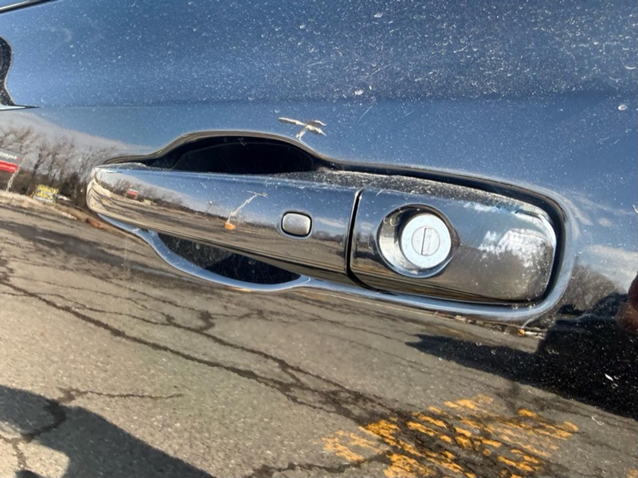 2023 Chrysler 300 Touring L AWD  - Leather Seats Photo