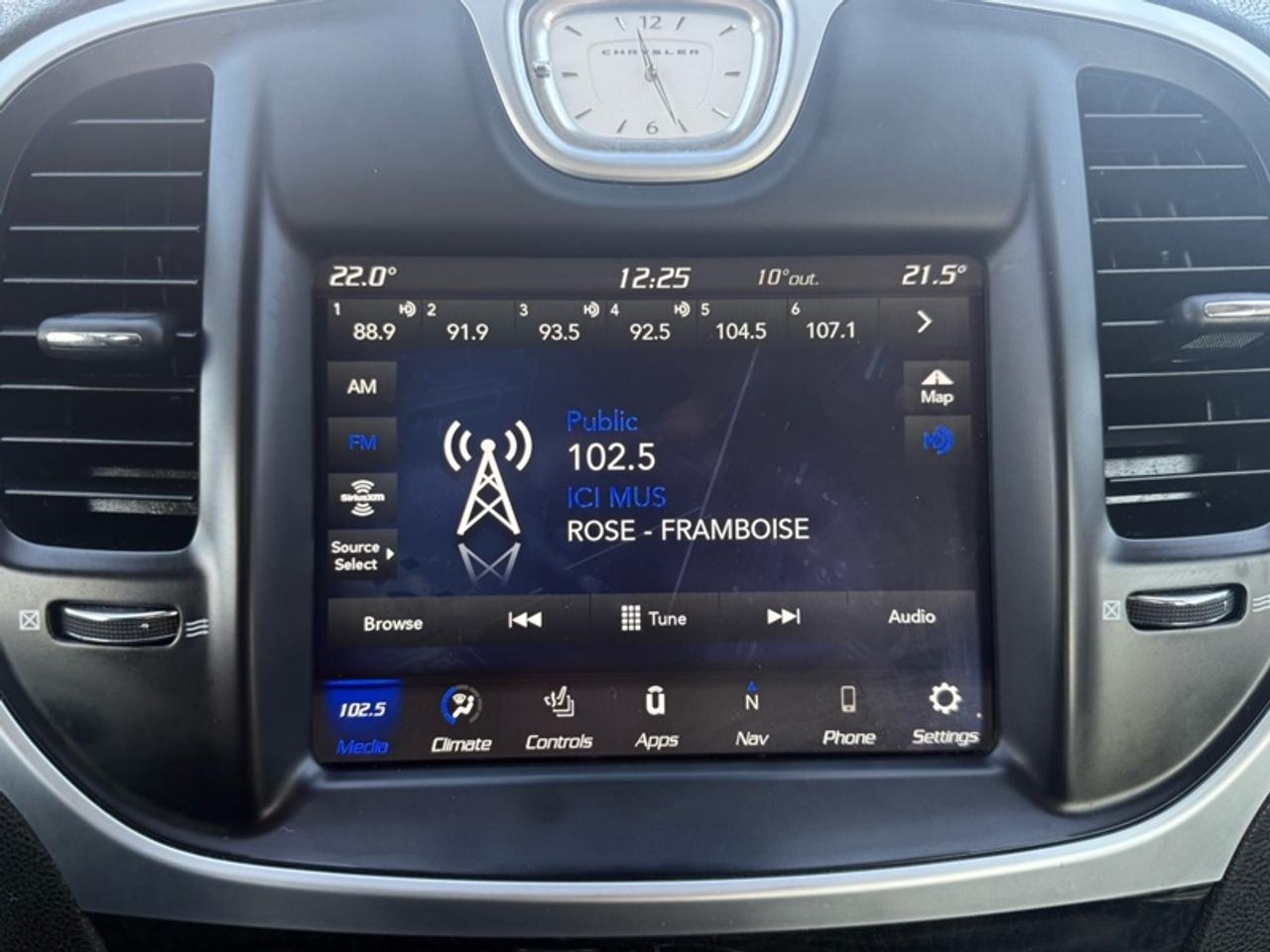 2023 Chrysler 300 Touring L AWD  - Leather Seats Photo