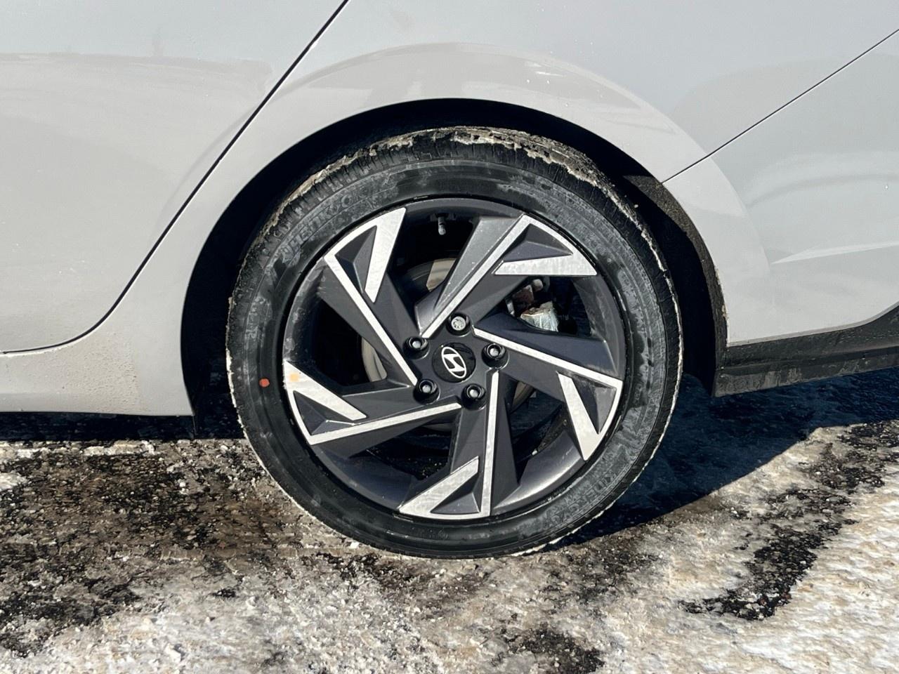 2026 Hyundai Elantra Hybrid Luxury Sedan Photo2