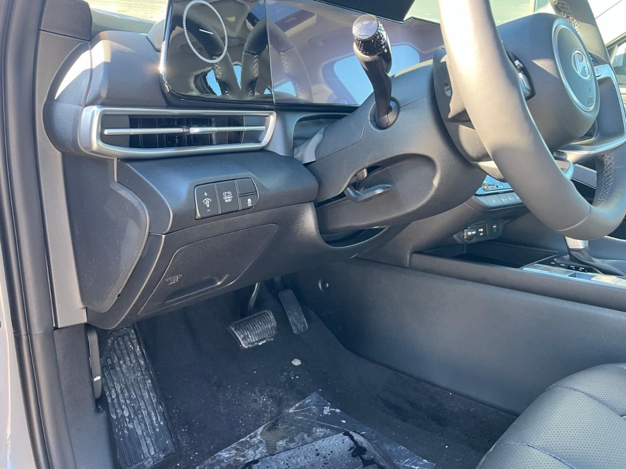 2026 Hyundai Elantra Hybrid Luxury Sedan Photo