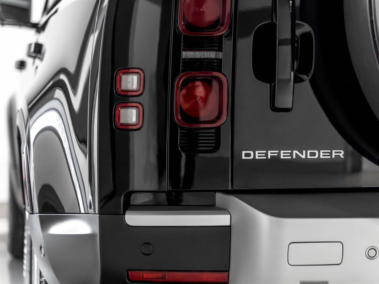 2025 Land Rover Defender S|110 P300|7PASSENGER|ADAPT CRUISE|360CAM|MERIDIAN Photo