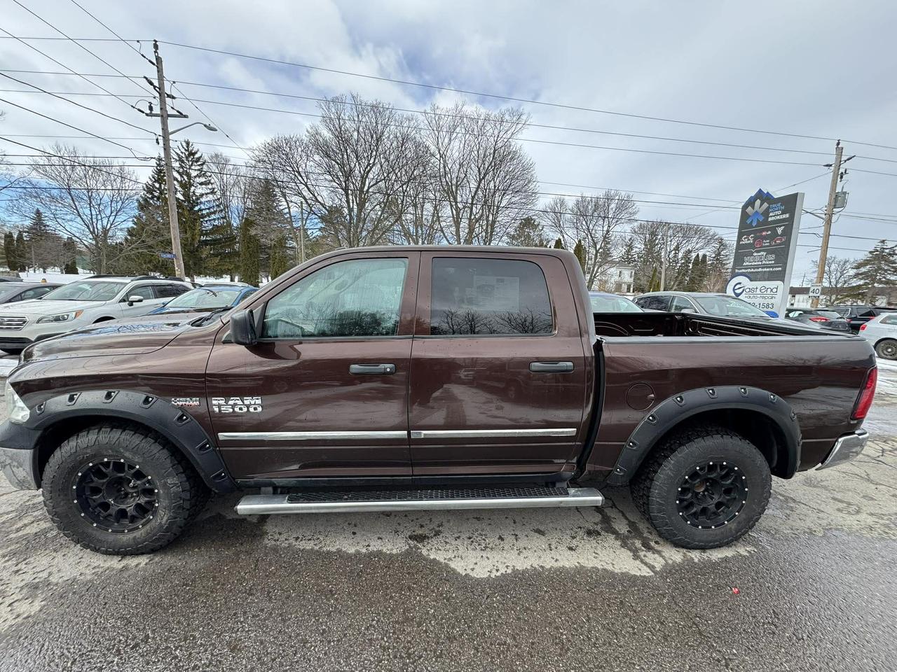 2014 RAM 1500 4WD Crew Cab 140.5" ST - Photo #4