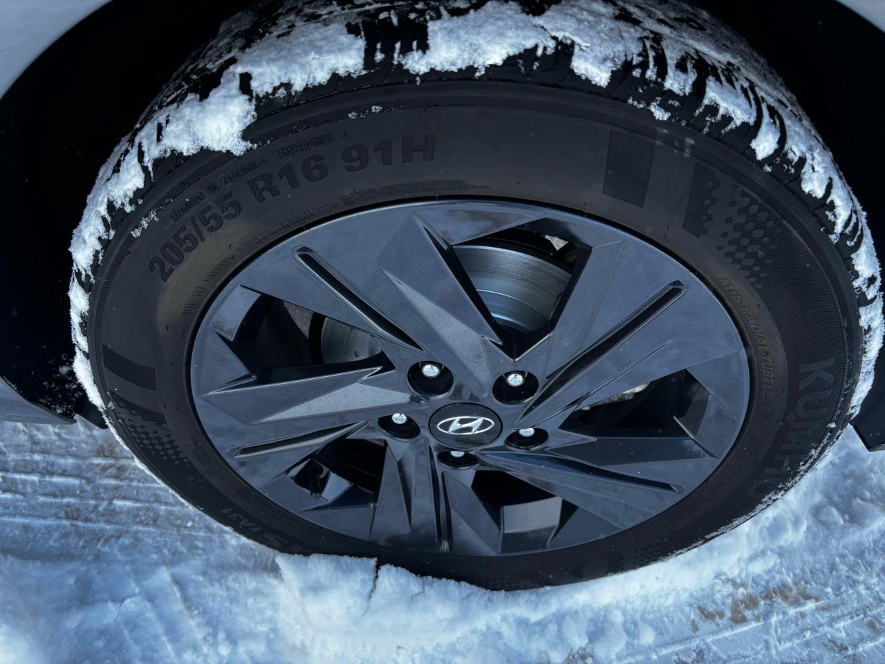 2023 Hyundai Elantra Preferred, Sunroof, Remote Starter, Lane Departure Photo