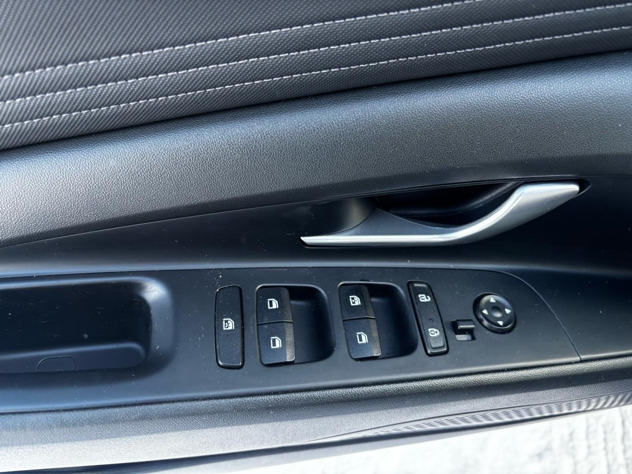 2023 Hyundai Elantra Preferred, Sunroof, Remote Starter, Lane Departure Photo