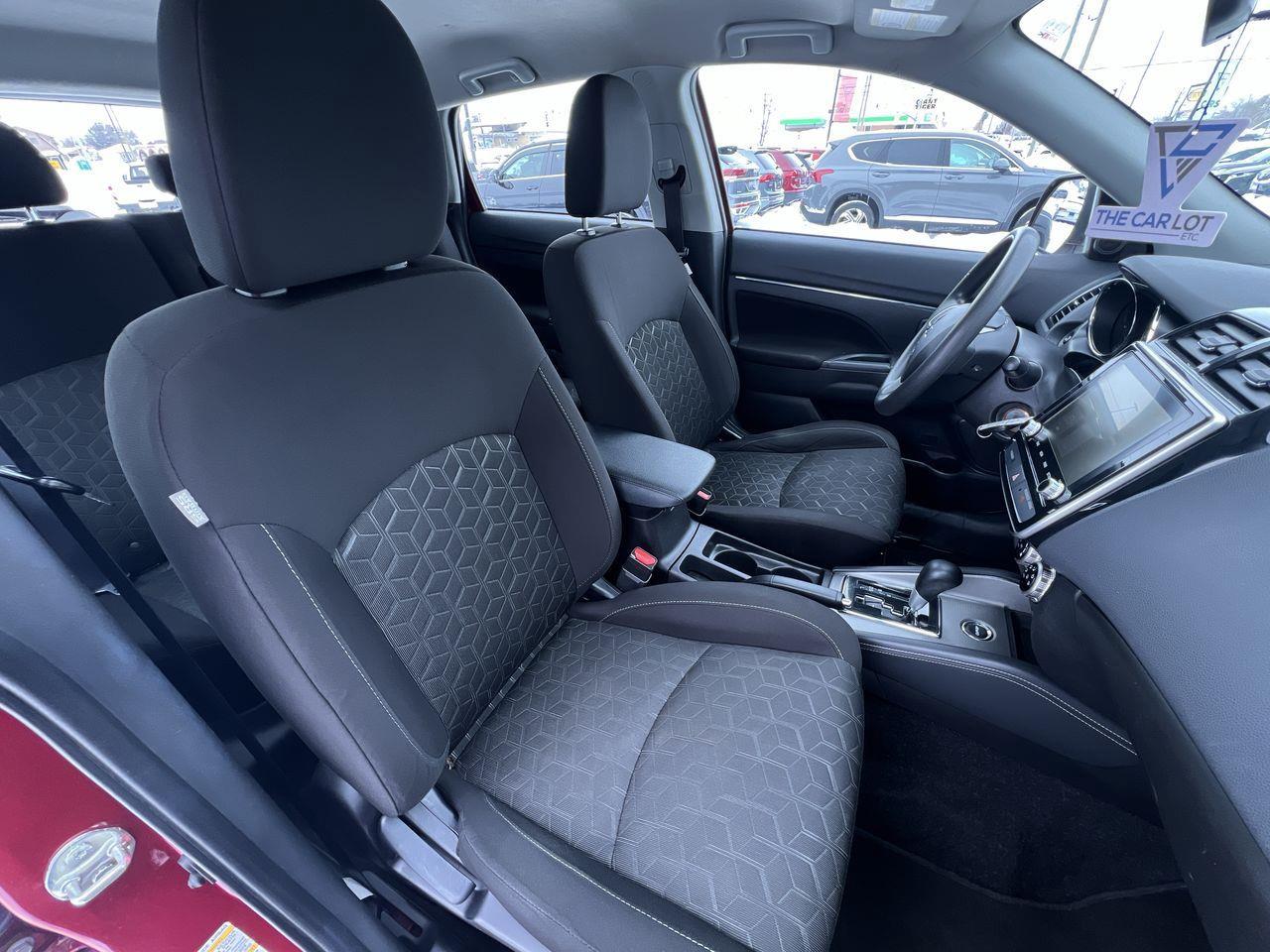 2022 Mitsubishi RVR ES AWD, HEATED FRONT SEATS, CRUISE CONTROL, BACK UP CAM!! Photo