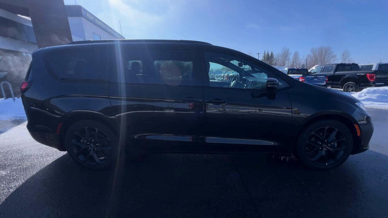 2024 Chrysler Pacifica Touring-L PREVIOUS DAILY RENTAL, MOONROOF, CRUISE CONTROL, HEATED SEATS, BACK UP CAM!! Photo4