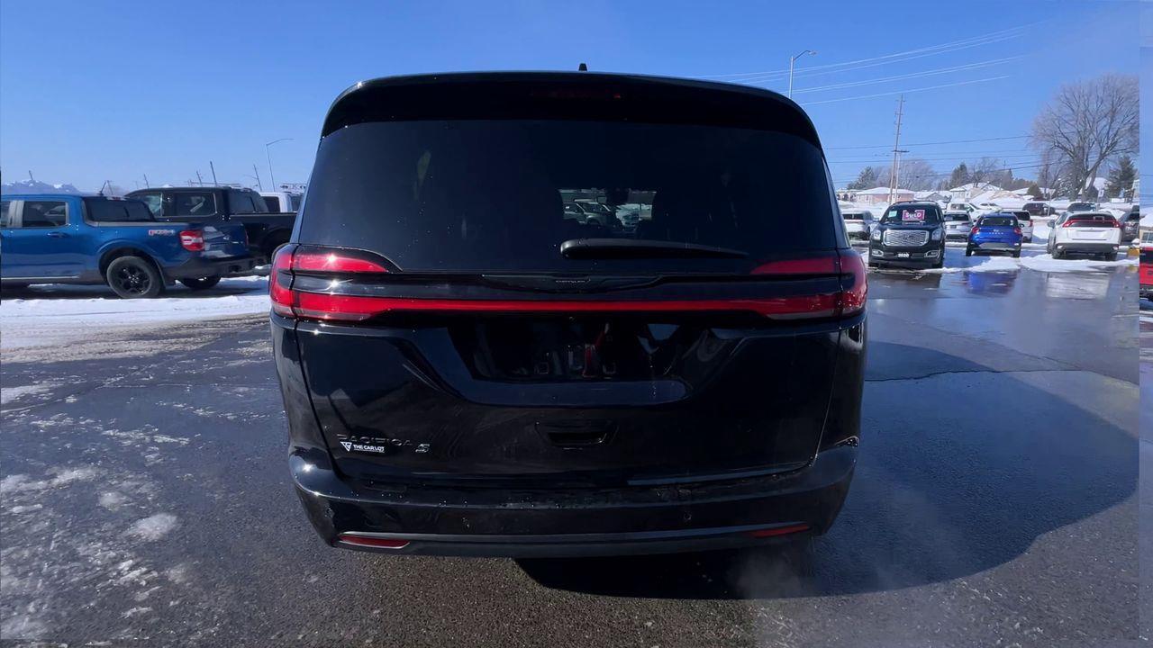 2024 Chrysler Pacifica Touring-L PREVIOUS DAILY RENTAL, MOONROOF, CRUISE CONTROL, HEATED SEATS, BACK UP CAM!! Photo