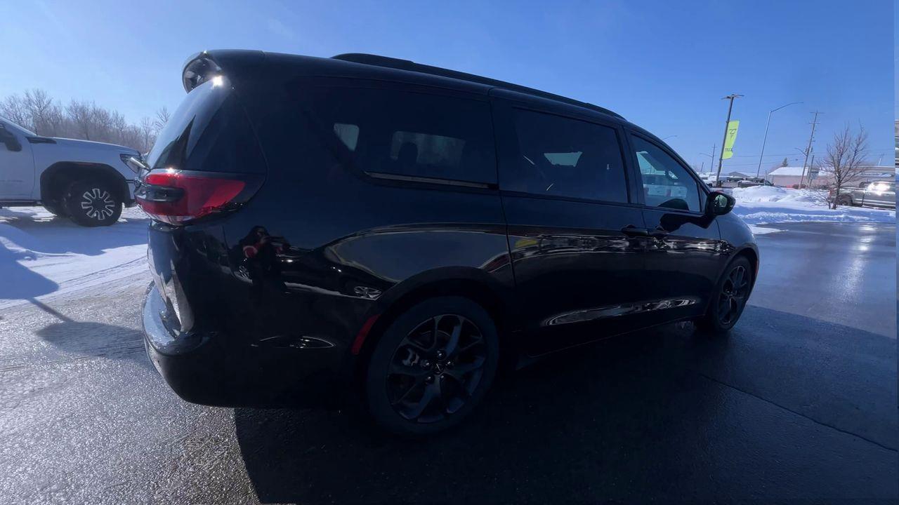2024 Chrysler Pacifica Touring-L PREVIOUS DAILY RENTAL, MOONROOF, CRUISE CONTROL, HEATED SEATS, BACK UP CAM!! Photo3