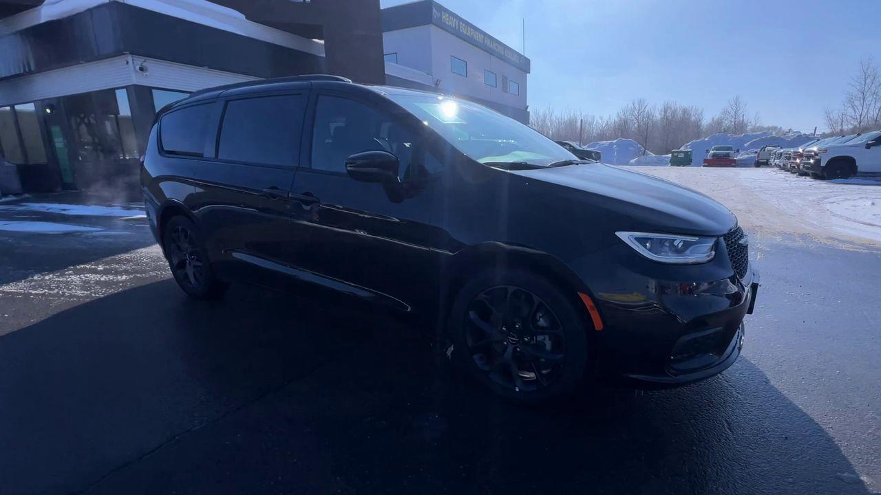 2024 Chrysler Pacifica Touring-L PREVIOUS DAILY RENTAL, MOONROOF, CRUISE CONTROL, HEATED SEATS, BACK UP CAM!! Photo