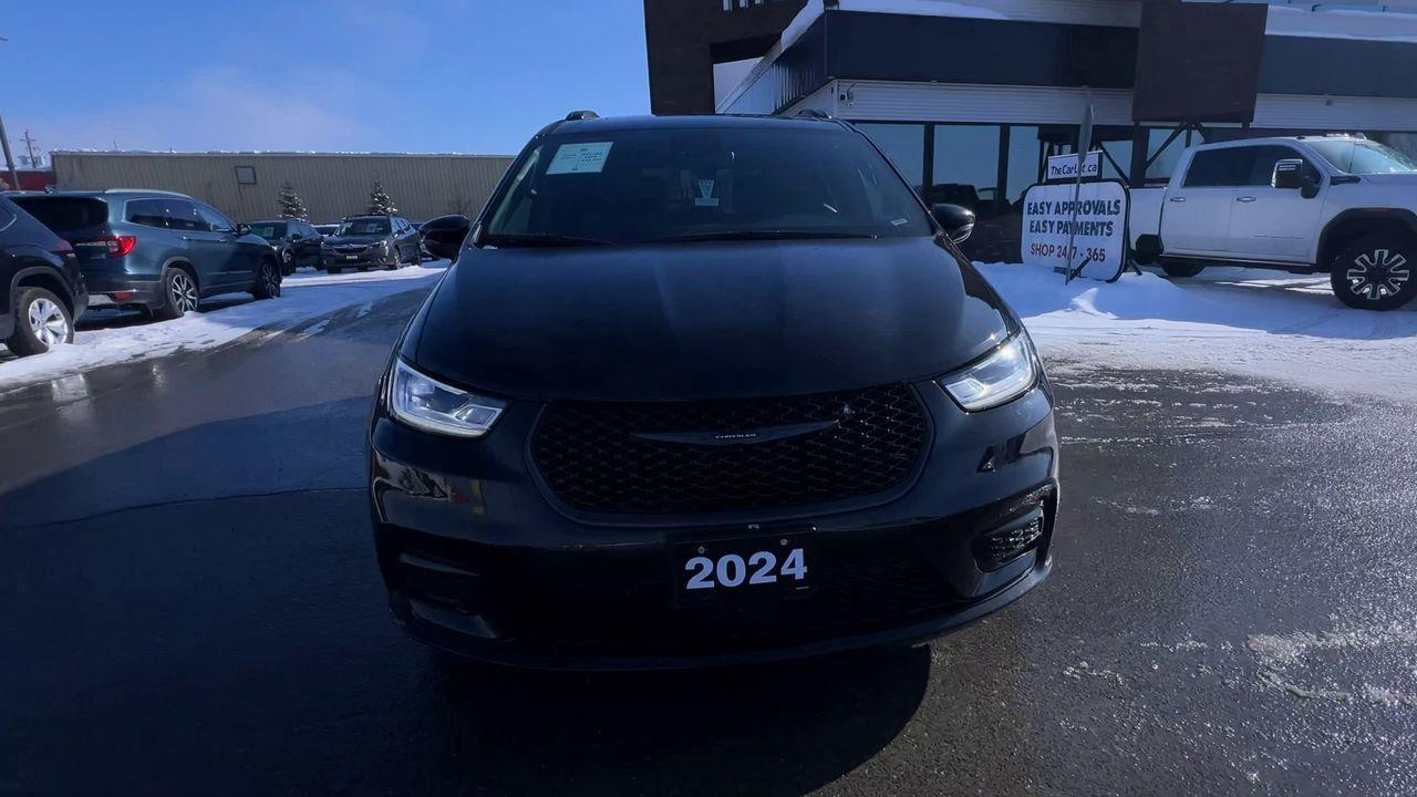 2024 Chrysler Pacifica Touring-L PREVIOUS DAILY RENTAL, MOONROOF, CRUISE CONTROL, HEATED SEATS, BACK UP CAM!! Photo