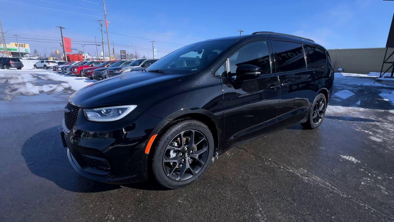 2024 Chrysler Pacifica Touring-L PREVIOUS DAILY RENTAL, MOONROOF, CRUISE CONTROL, HEATED SEATS, BACK UP CAM!! Photo