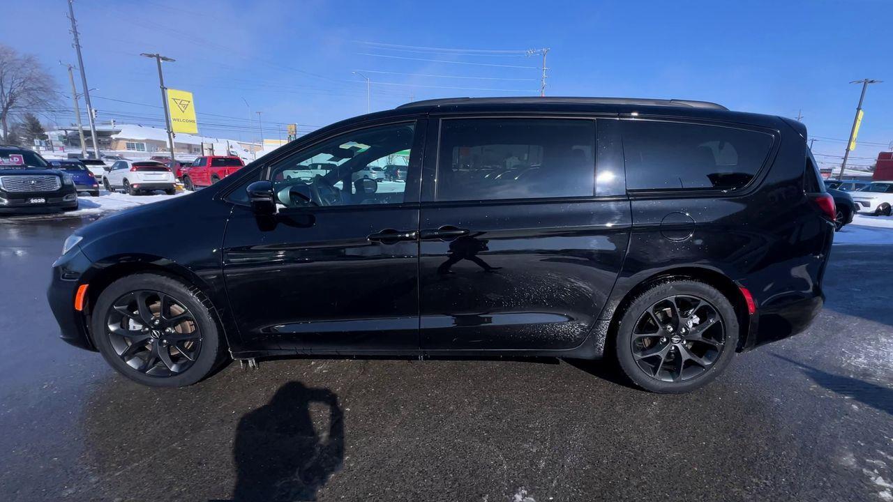 2024 Chrysler Pacifica Touring-L PREVIOUS DAILY RENTAL, MOONROOF, CRUISE CONTROL, HEATED SEATS, BACK UP CAM!! Photo