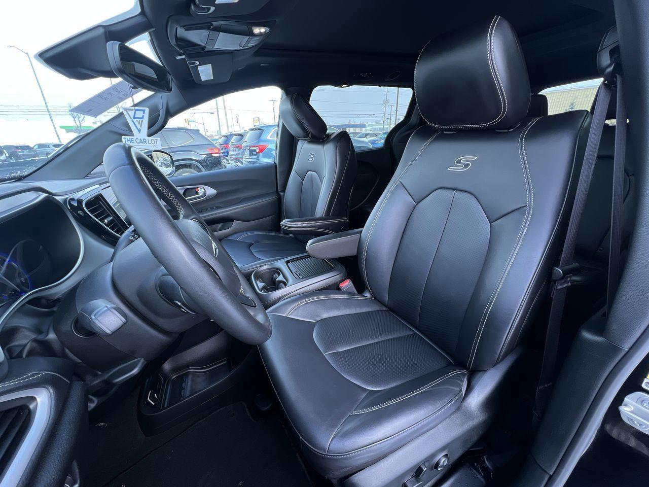 2024 Chrysler Pacifica Touring-L PREVIOUS DAILY RENTAL, MOONROOF, CRUISE CONTROL, HEATED SEATS, BACK UP CAM!! Photo