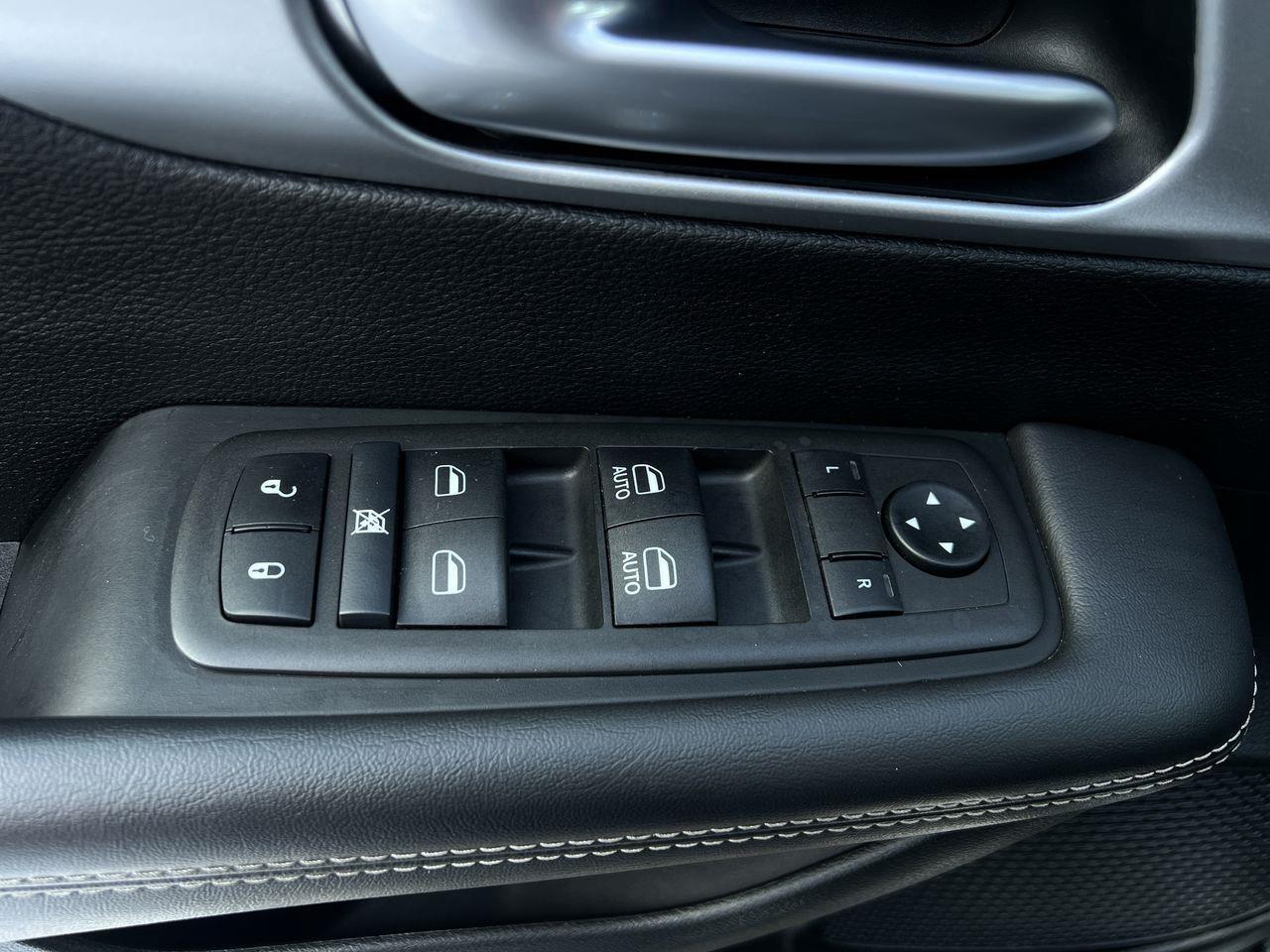 2024 Chrysler Pacifica Touring-L PREVIOUS DAILY RENTAL, MOONROOF, CRUISE CONTROL, HEATED SEATS, BACK UP CAM!! Photo