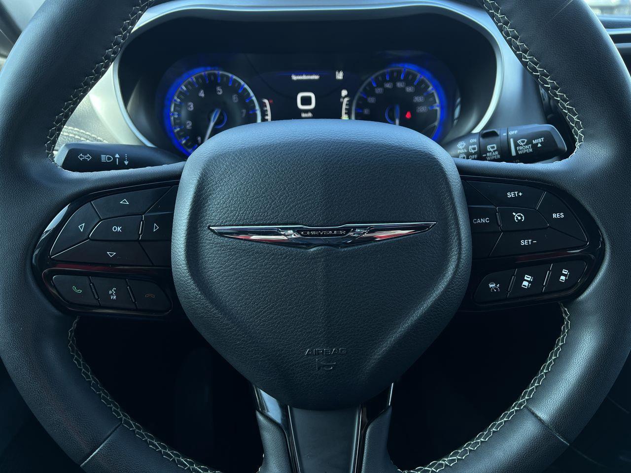 2024 Chrysler Pacifica Touring-L PREVIOUS DAILY RENTAL, MOONROOF, CRUISE CONTROL, HEATED SEATS, BACK UP CAM!! Photo