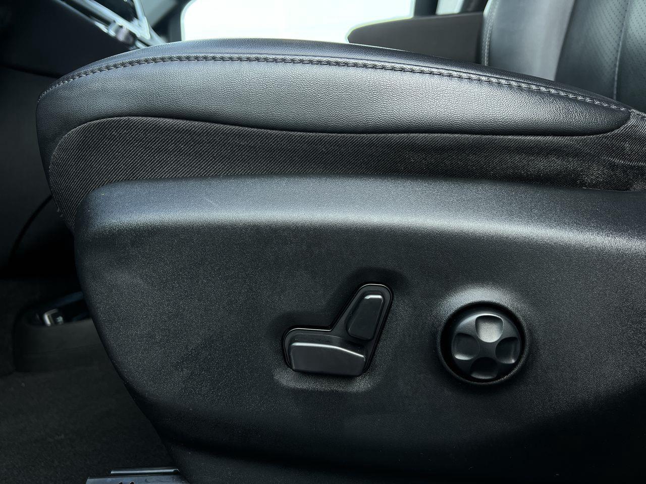 2024 Chrysler Pacifica Touring-L PREVIOUS DAILY RENTAL, MOONROOF, CRUISE CONTROL, HEATED SEATS, BACK UP CAM!! Photo