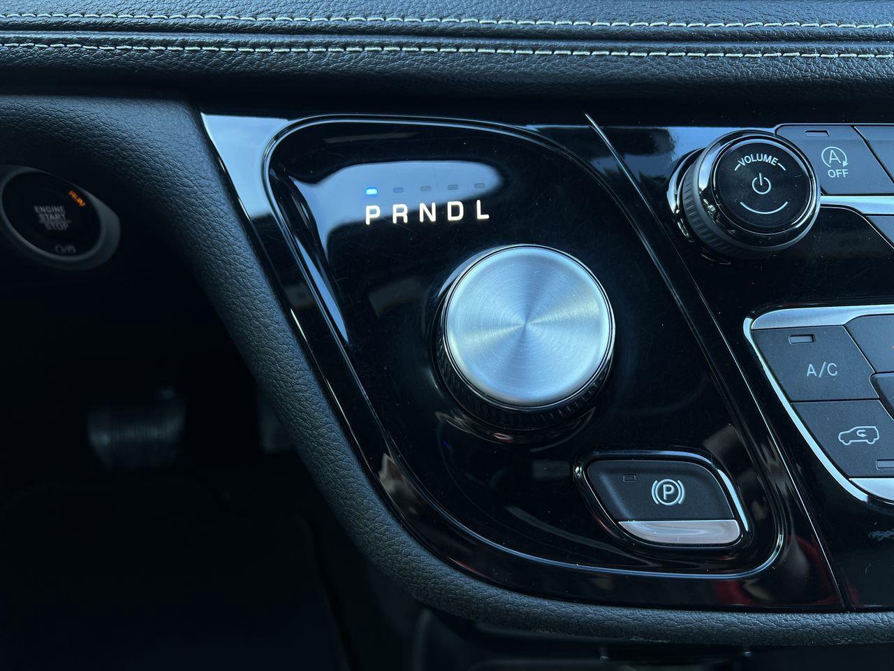 2024 Chrysler Pacifica Touring-L PREVIOUS DAILY RENTAL, MOONROOF, CRUISE CONTROL, HEATED SEATS, BACK UP CAM!! Photo