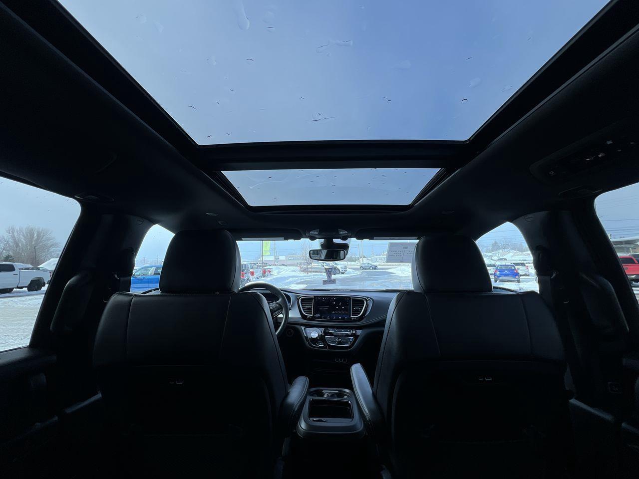 2024 Chrysler Pacifica Touring-L PREVIOUS DAILY RENTAL, MOONROOF, CRUISE CONTROL, HEATED SEATS, BACK UP CAM!! Photo