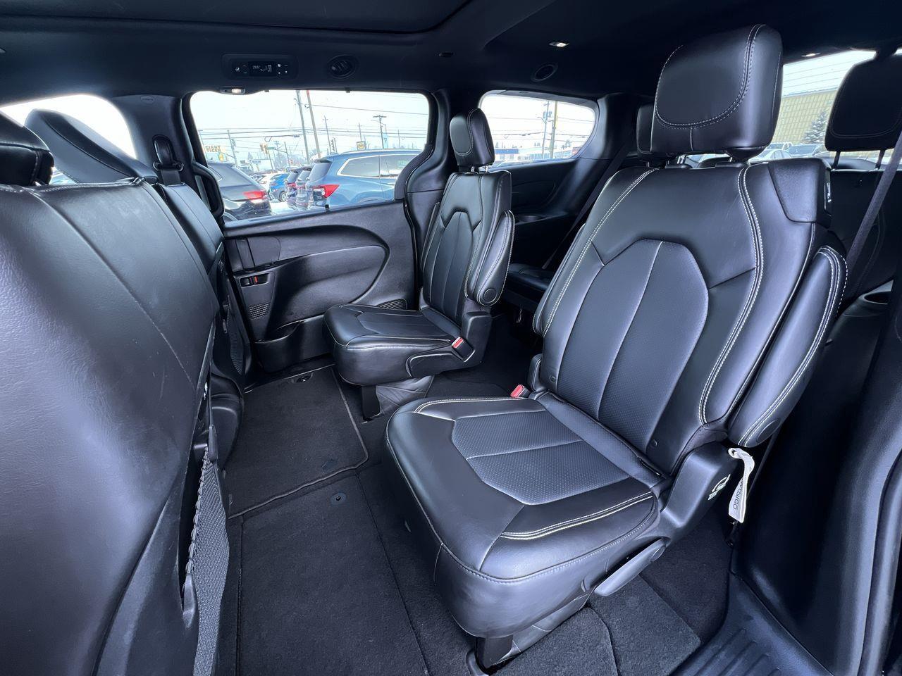 2024 Chrysler Pacifica Touring-L PREVIOUS DAILY RENTAL, MOONROOF, CRUISE CONTROL, HEATED SEATS, BACK UP CAM!! Photo