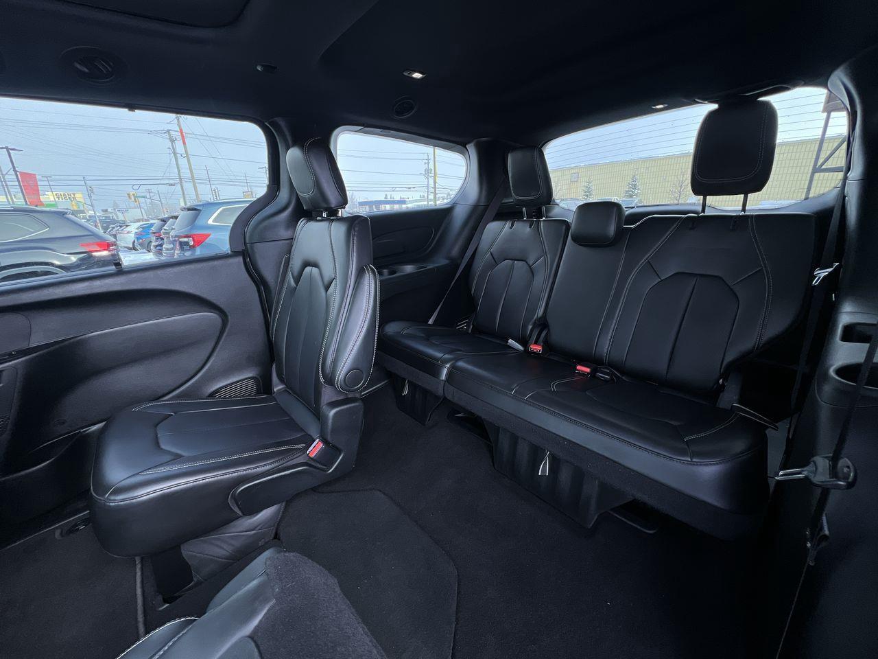 2024 Chrysler Pacifica Touring-L PREVIOUS DAILY RENTAL, MOONROOF, CRUISE CONTROL, HEATED SEATS, BACK UP CAM!! Photo