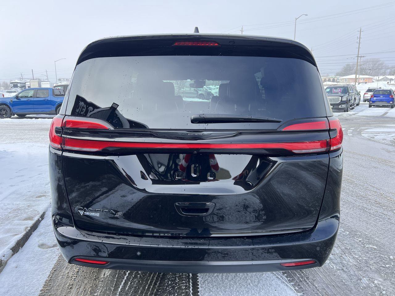 2024 Chrysler Pacifica Touring-L PREVIOUS DAILY RENTAL, MOONROOF, CRUISE CONTROL, HEATED SEATS, BACK UP CAM!! Photo