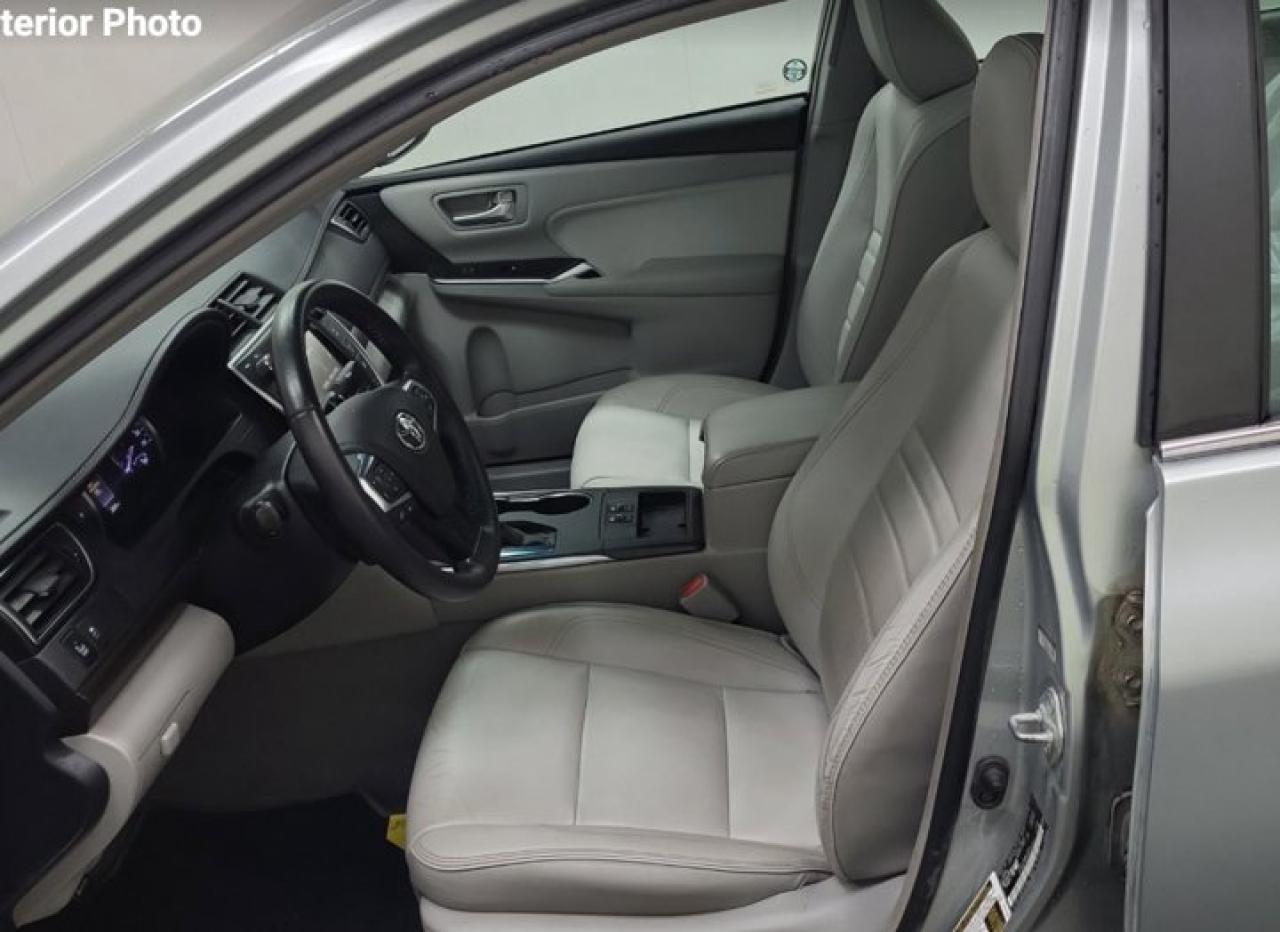 2017 Toyota Camry XLE | Sunroof | Leather | Heated Seats | Bluetooth | LOW KM ! Photo