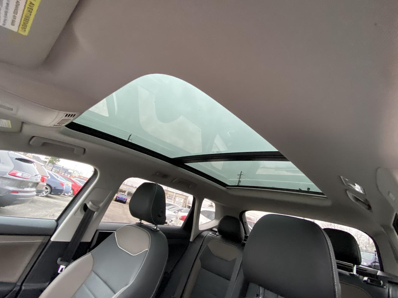 2023 Volkswagen Taos Highline 4MOTION -Ltd Avail- Photo4