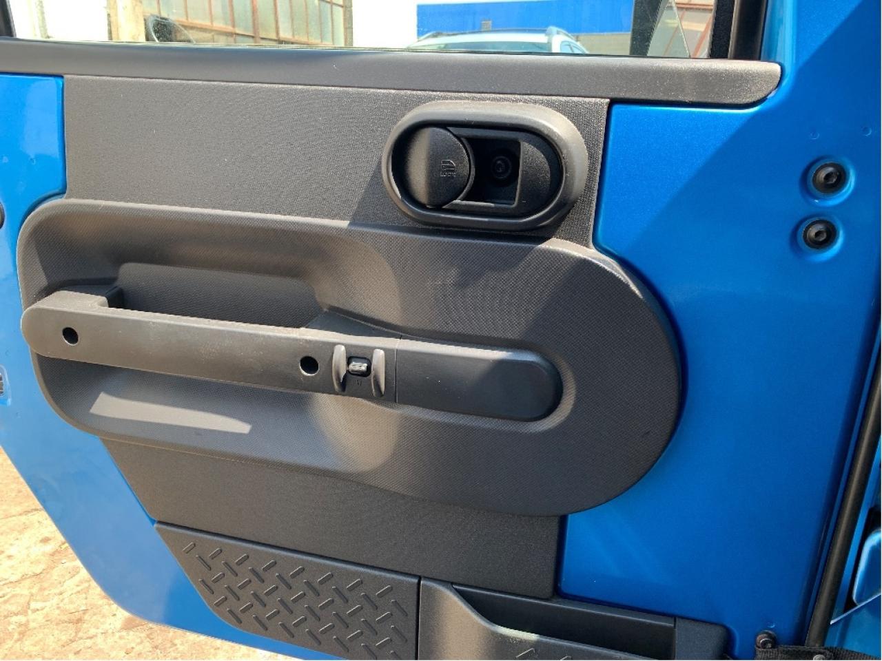 2010 Jeep WRANGLER UNLIMITED 4WD 4dr Islander 6 SPEED TRANS Photo