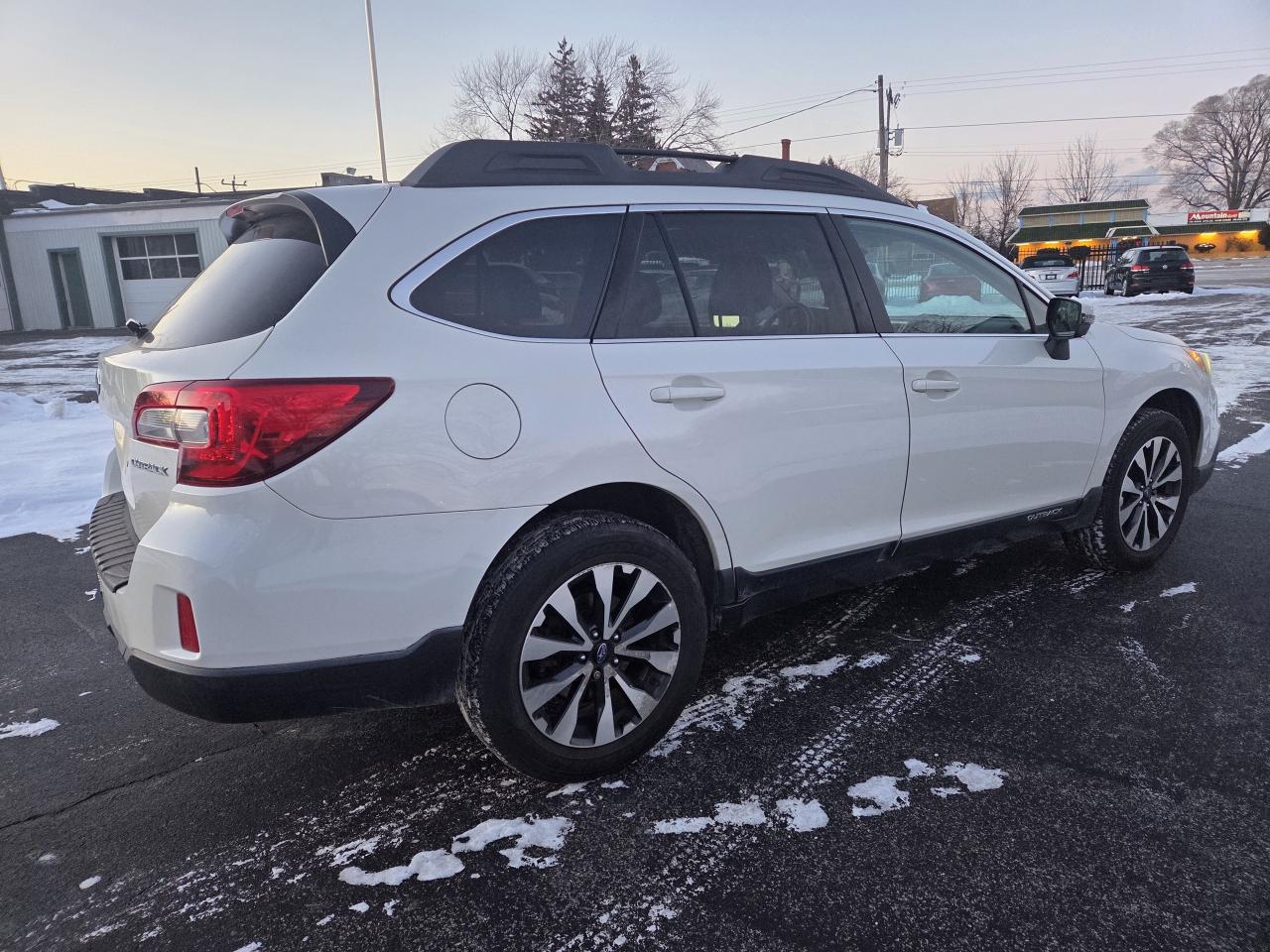 2015 Subaru Outback 5dr Wgn CVT 2.5i w/Limited Photo