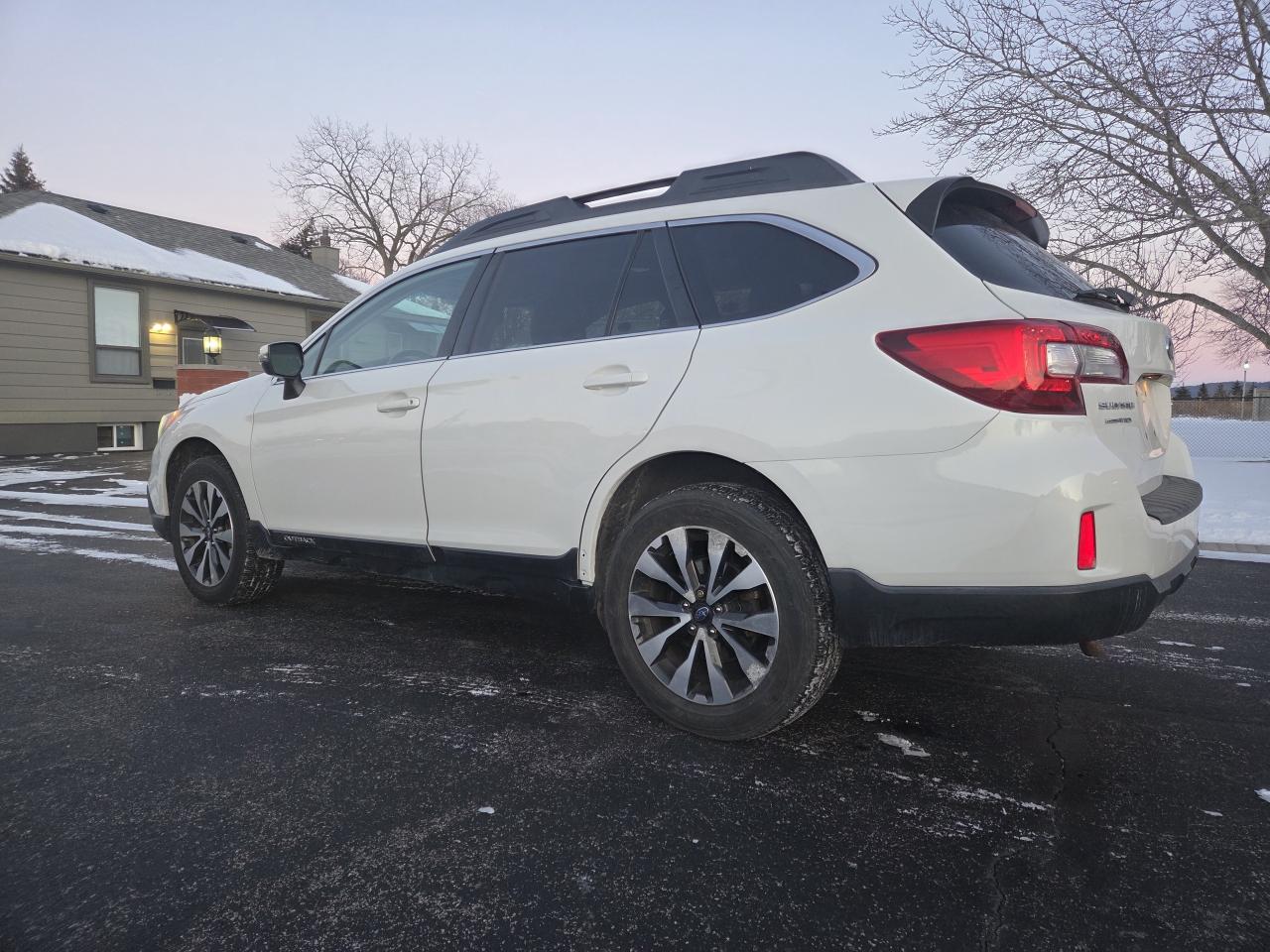 2015 Subaru Outback 5dr Wgn CVT 2.5i w/Limited Photo