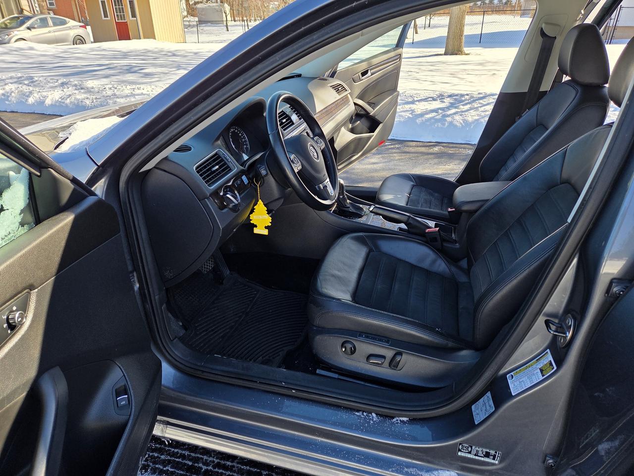 2014 Volkswagen Passat 4dr Sdn 2.0 TDI Highline, Auto ,Drives Great. Photo