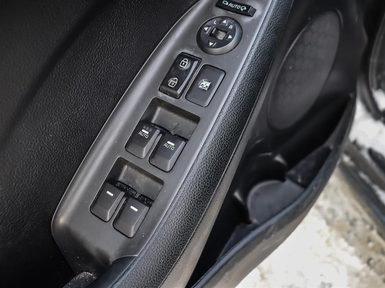 2017 Kia Forte AUTO HATCHBACK CLEAN CARFAX Photo