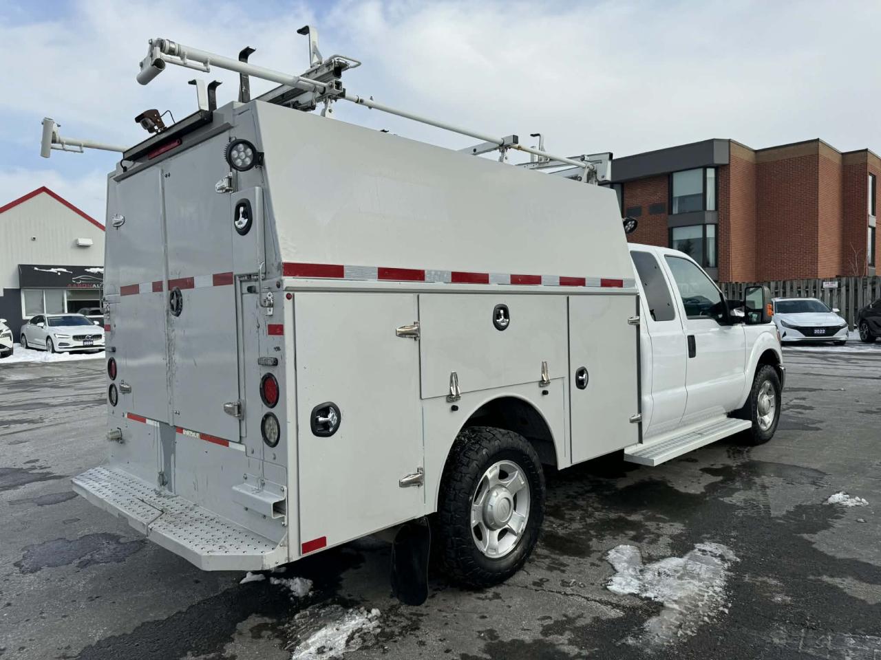 2016 Ford F-350 2WD SuperCab 162  WB 60  CA XLT Photo4