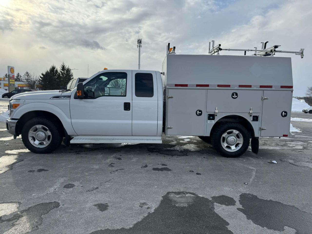 2016 Ford F-350 2WD SuperCab 162  WB 60  CA XLT Photo
