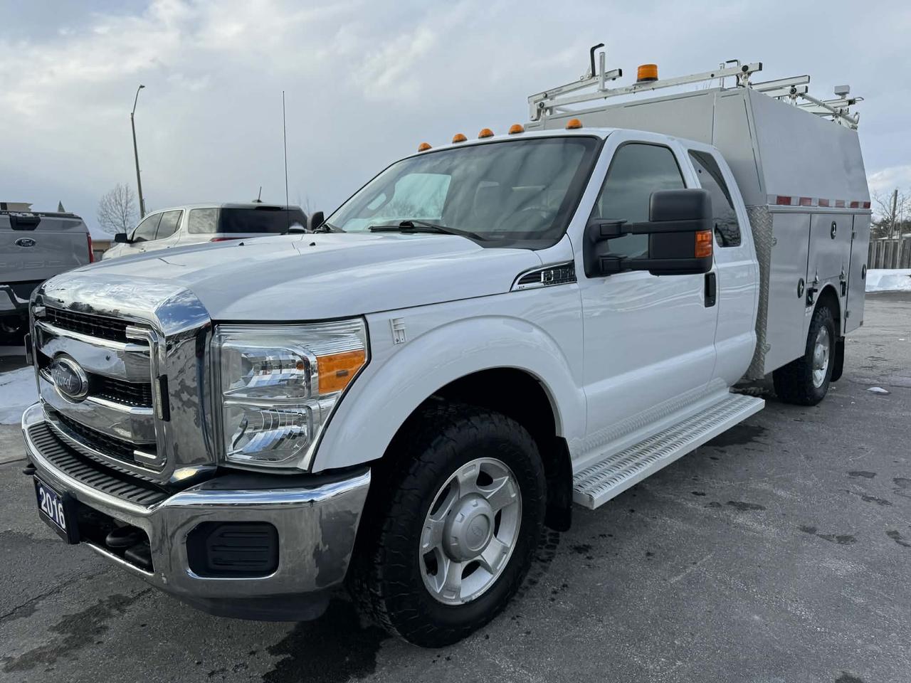 2016 Ford F-350 2WD SuperCab 162  WB 60  CA XLT Photo0
